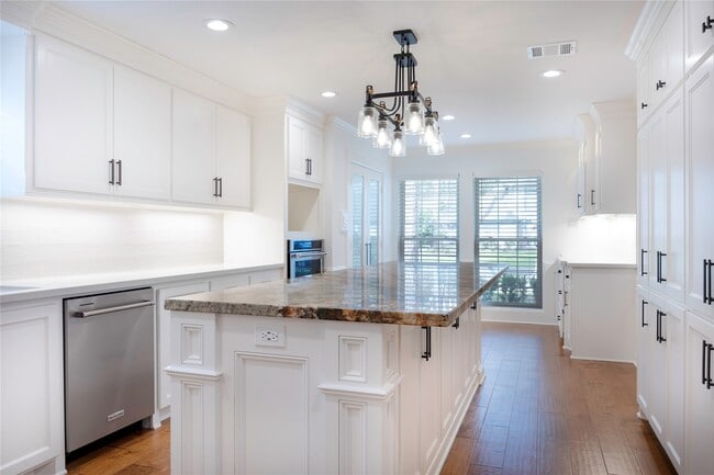 Building Photo - 5415 3 Oaks Cir