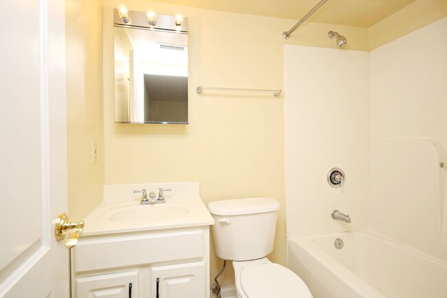 Building Photo - Pet-Friendly Villas at Southern Ridge Apar...