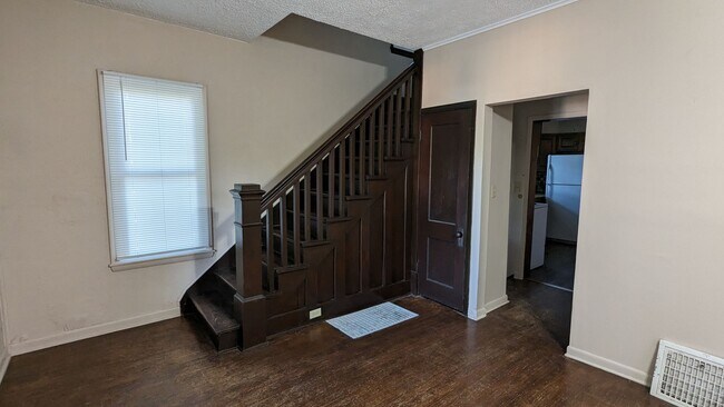 Building Photo - East End home near hospital, restaurants, grocery