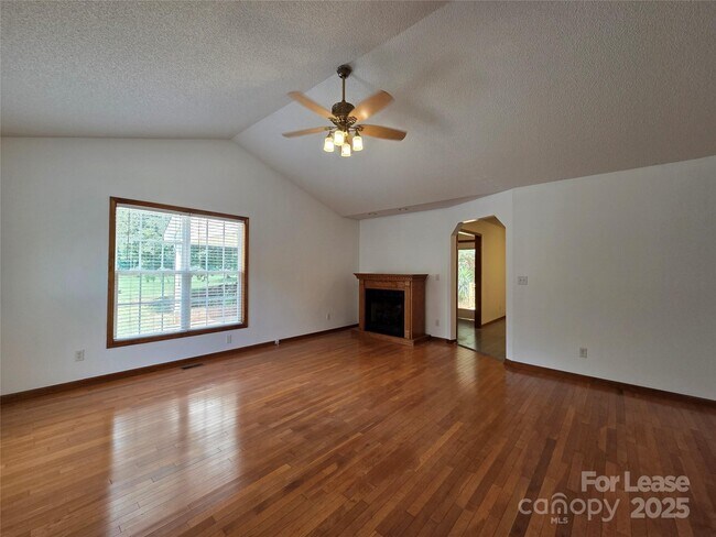 Building Photo - 4641 Hickory Grove Rd