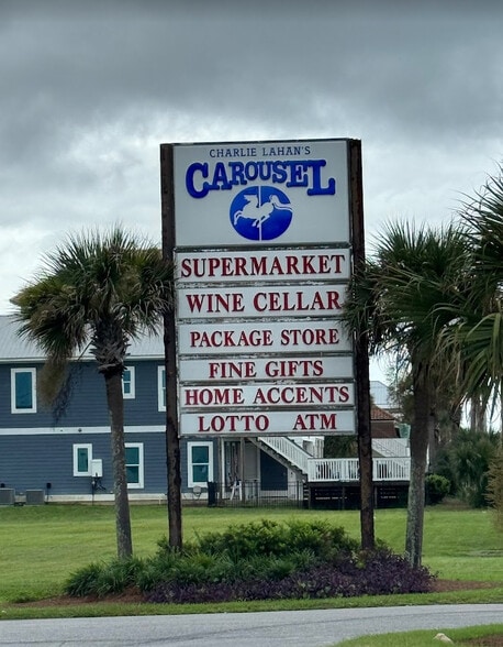 1/2 Block Carrousel Market - 118 E Lakeshore Dr