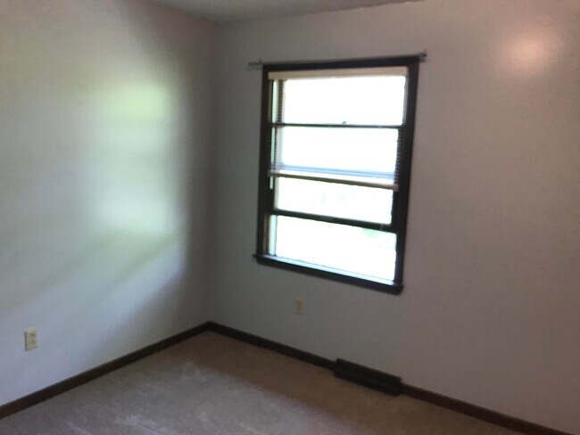 Building Photo - 2208 Bushnell Dr