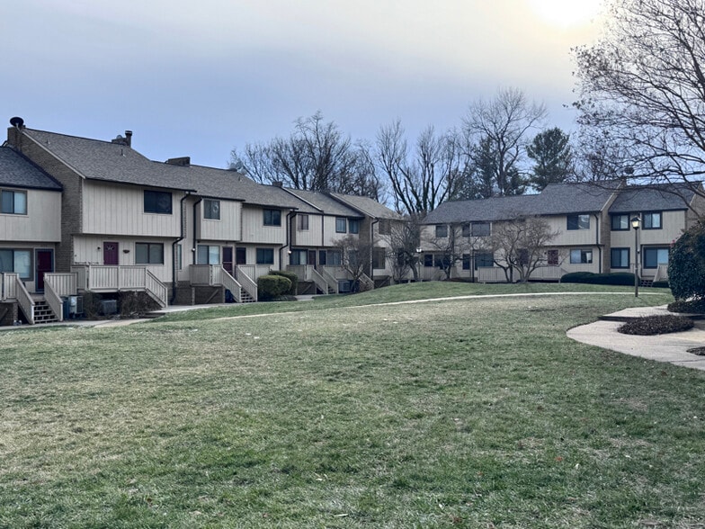 Building Photo - 2440 Glengyle Dr