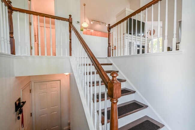 Building Photo - 714 S Rosehall Ln