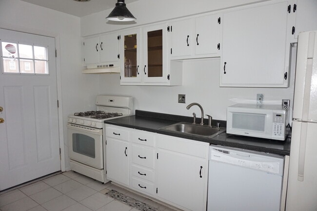 Building Photo - Charming 3 Bedroom/1 Bathroom Townhome in East Baltimore, MD!