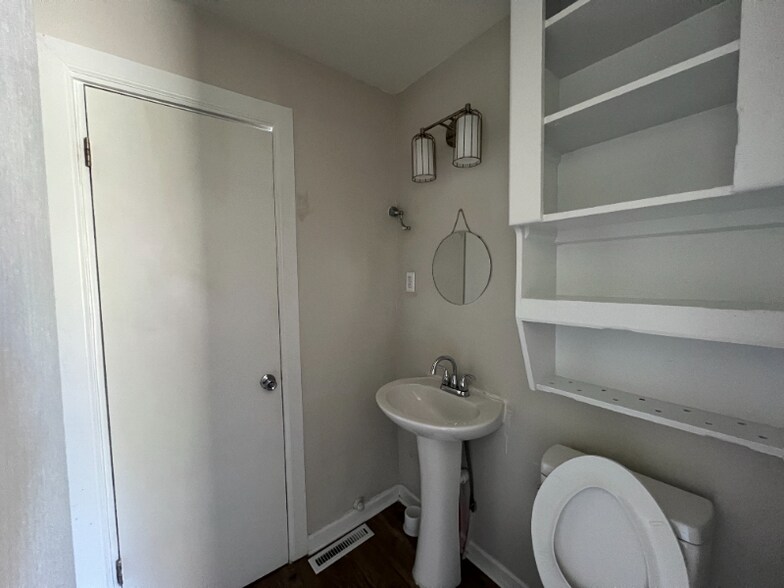 Building Photo - 912 E Skinner St