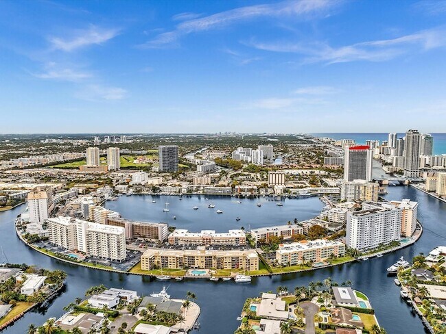 Building Photo - 401 Golden Isles Dr