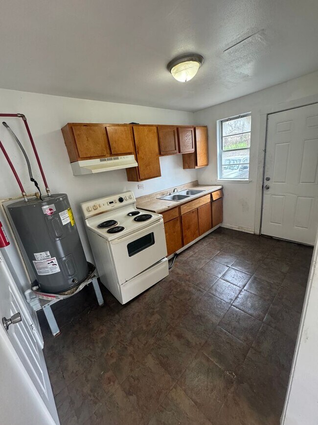 Building Photo - Newly Remodeled Units in Highland