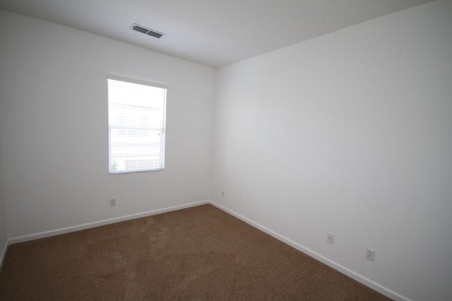 Building Photo - 3BR|2.5BA Condominum - Tenant Pays $175 monthly for WS&G