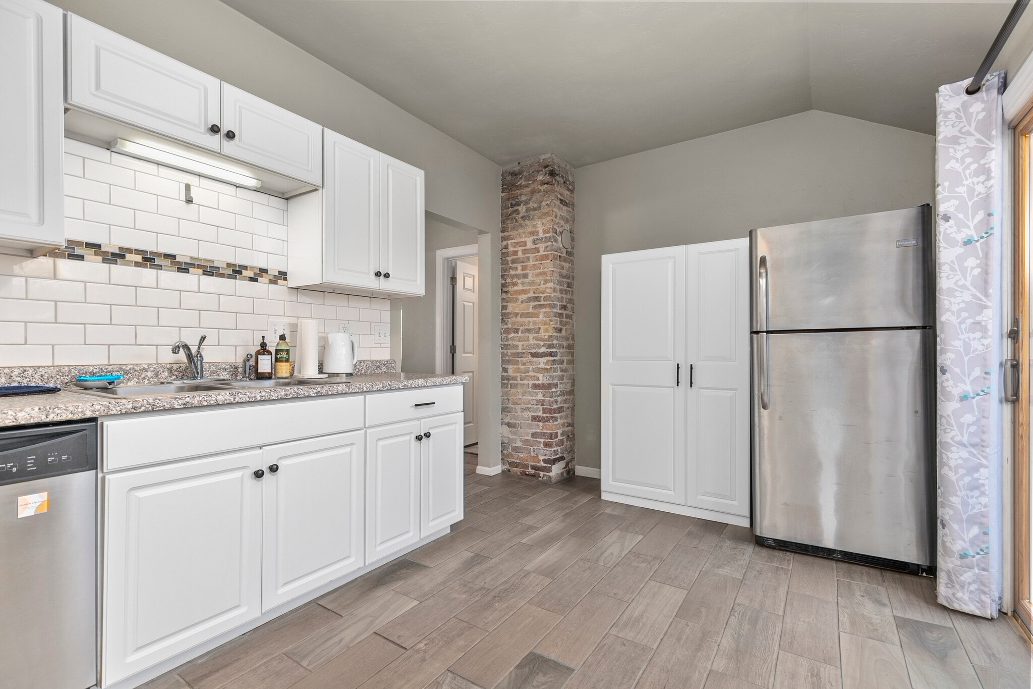 Building Photo - 509 N Lawe St