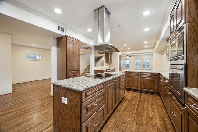 Building Photo - 1909 W Lamar St