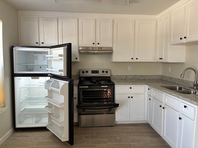 Building Photo - 705 Bustamante St