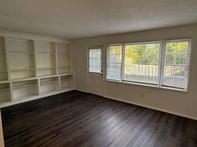Building Photo - 4605 Hedgemore Dr