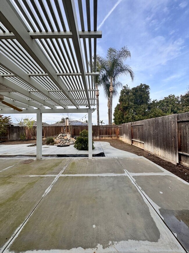 Building Photo - Beautiful 3-Bedroom Home in NW Bakersfield $2,300 rent/deposit !!!!