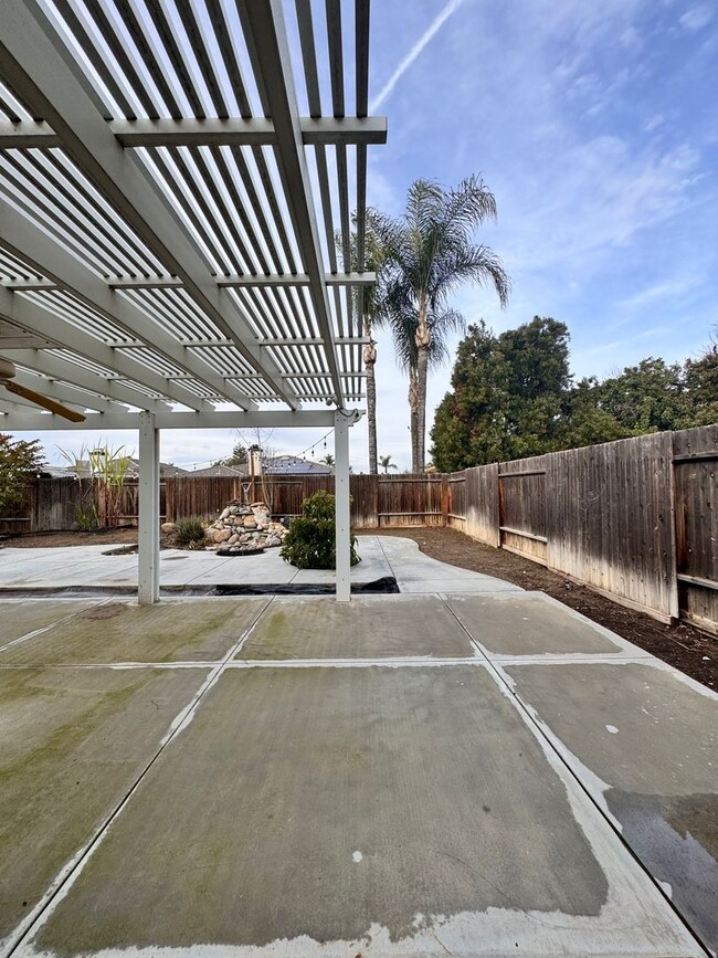 Building Photo - Beautiful 3-Bedroom Home in NW Bakersfield $2,600 rent/deposit !!!!