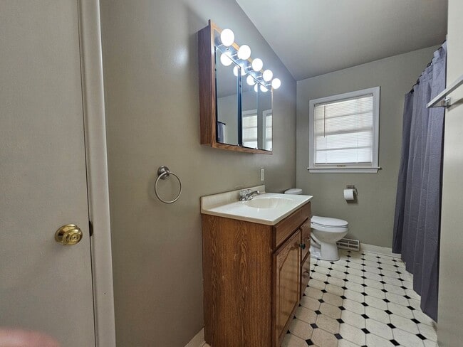 Building Photo - Great NE 3 Bedroom 2 Bath with Garage, close to shopping and I380 access