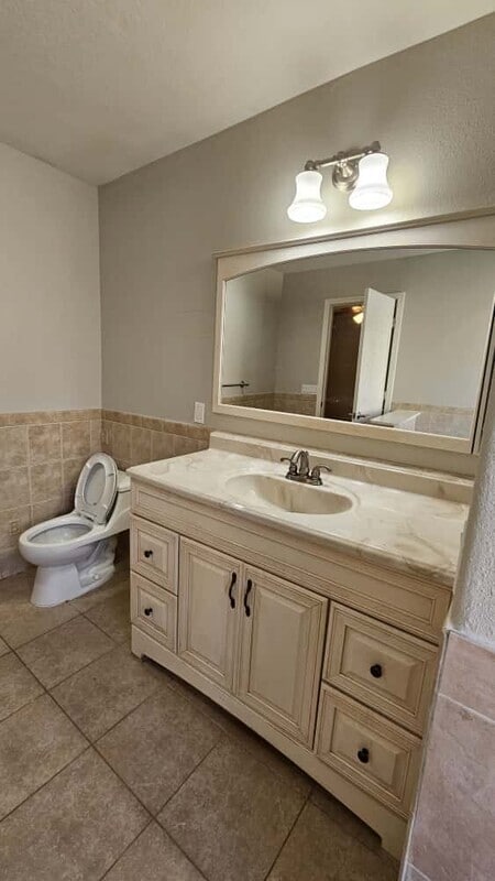 Building Photo - 711 S Roca St