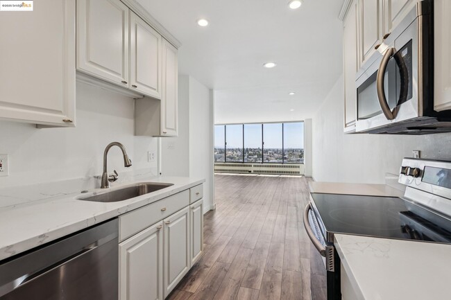Building Photo - 565 Bellevue Ave