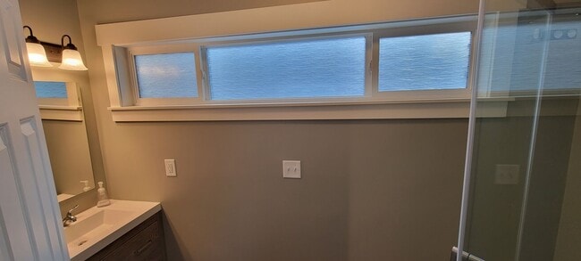 Building Photo - AVAILABLE NOW - 4 Bedroom with garage
