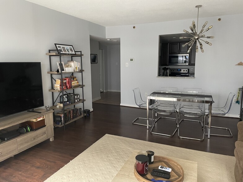 Living Room/Dining Area - 1530 Key Blvd