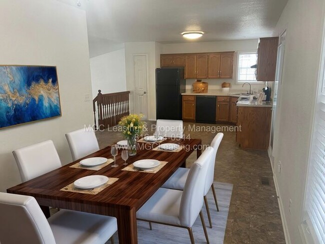 Building Photo - 3 bedroom Duplex with unique floor plan fo...