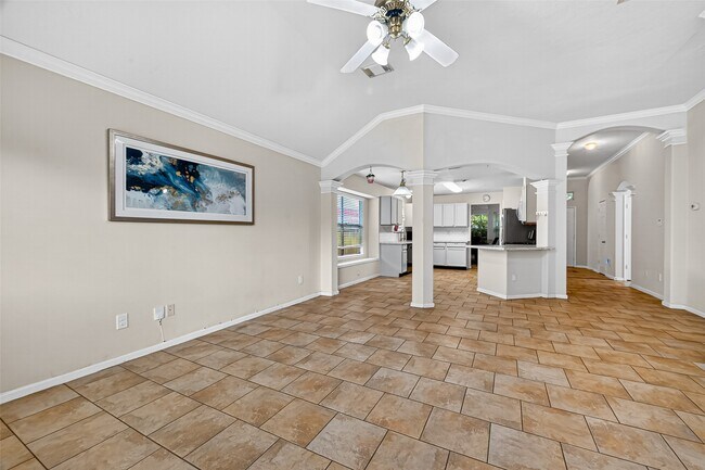 Building Photo - 15242 Kingsbridge Way