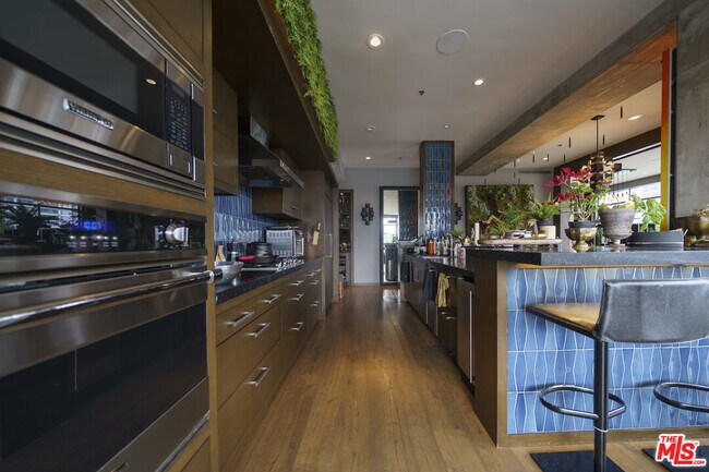 Building Photo - 1100 S Hope St