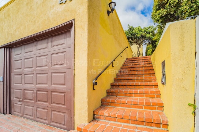 Building Photo - 3345 Columbia St