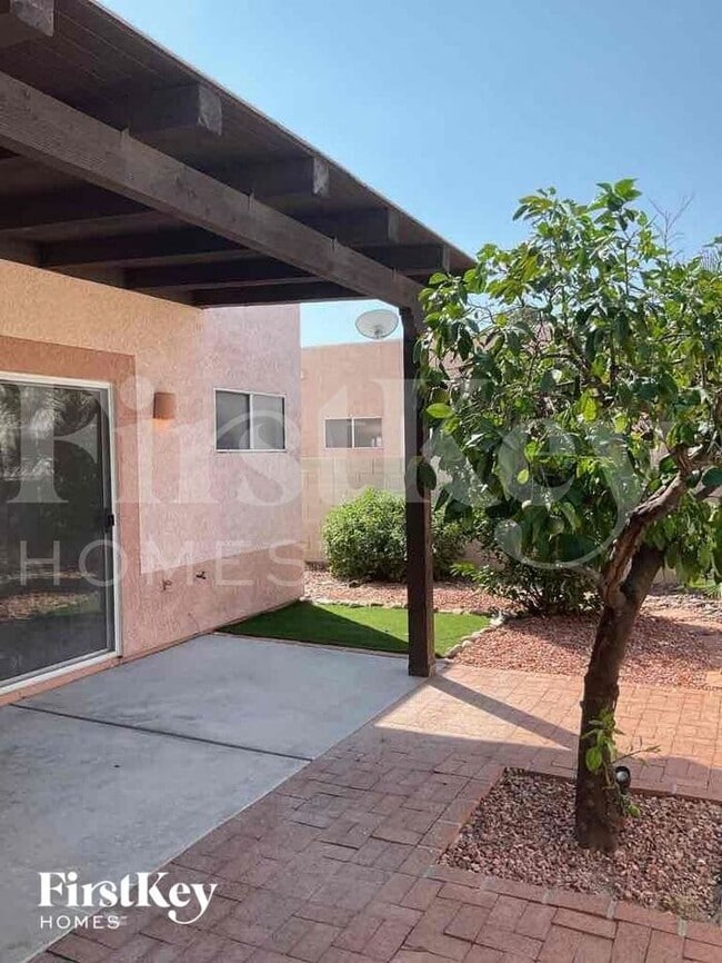 Building Photo - 805 N Posthole Ln