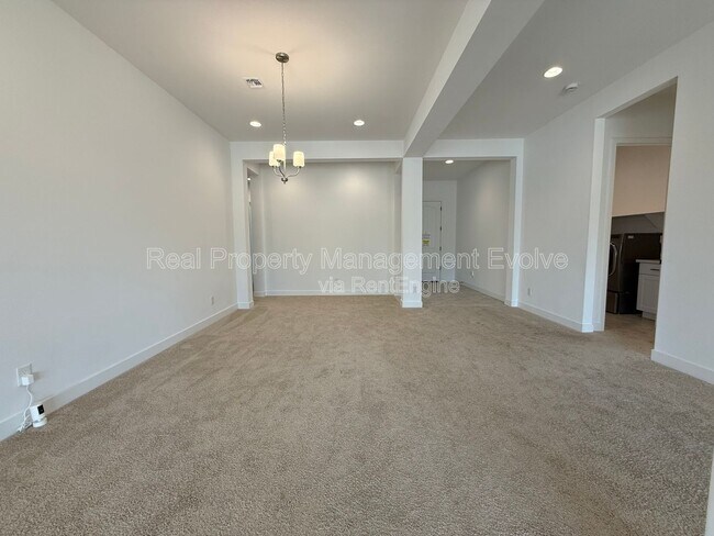 Building Photo - 8723 W Vista Ave