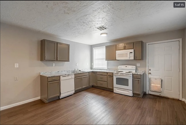 Building Photo - 820 SW 31st St