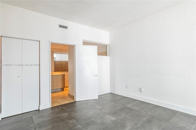 Building Photo - 350 NE 24th St