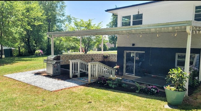 Fantastic backyard and patio - 122 Phillips Cir