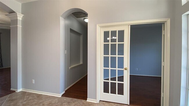 Building Photo - 2614 W Lake Dr