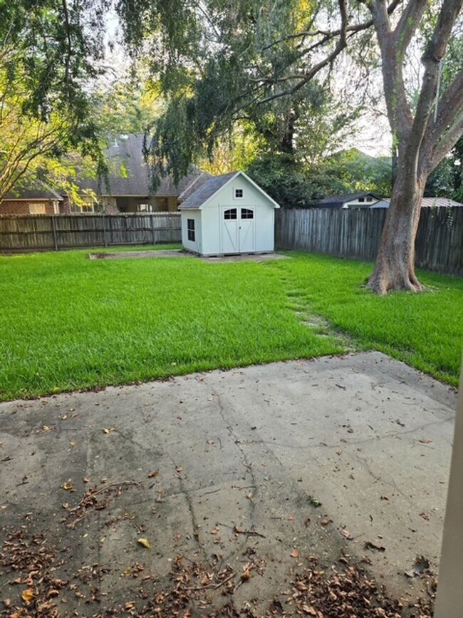 Building Photo - 3 bed 2 bath