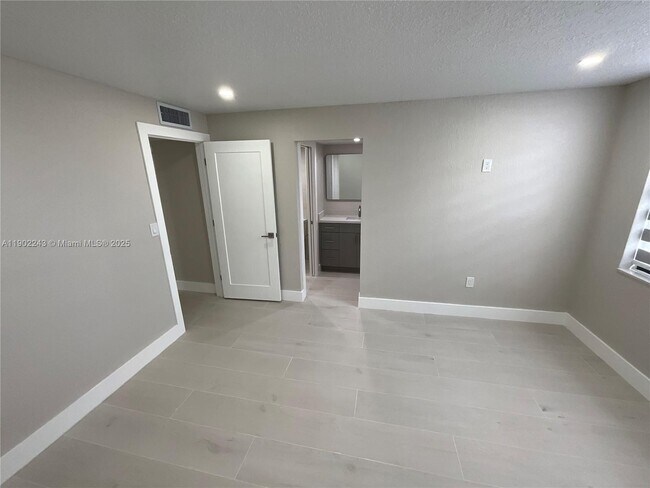 Building Photo - 10825 SW 112th Ave