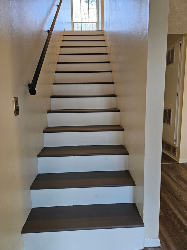 Building Photo - Townhome