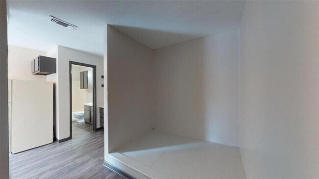 Building Photo - 725 Peppertree Dr