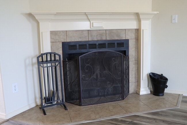 Building Photo - 805 SW Sandrock Rd