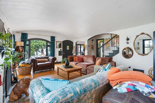 Building Photo - Historic Charm Meets Modern Living – Stunning 5 Bedroom Home on Iconic Myrtle Avenue