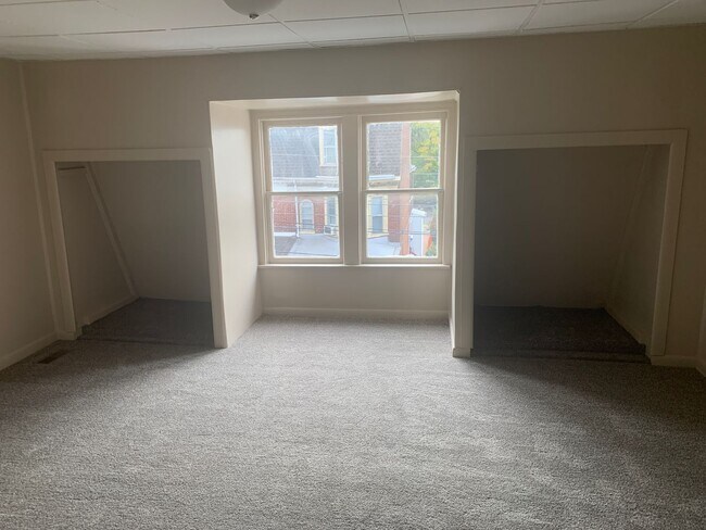 Building Photo - Spacious Renovated 5 Bed 1.5 Bath House- Y...
