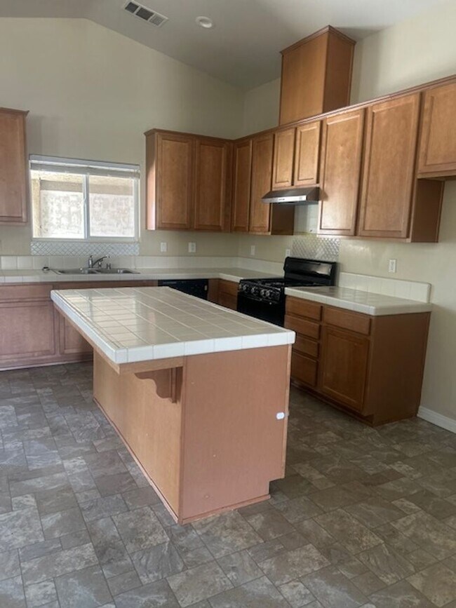 Building Photo - MOVE IN SPCIAL! Available Now - 3-Bedroom,...