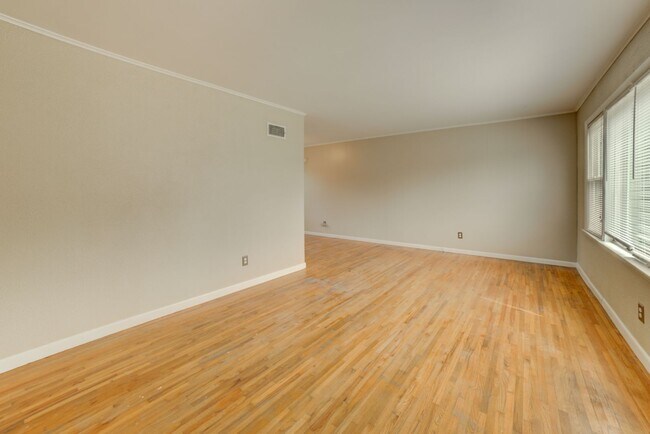 Building Photo - Charming 3 Bedroom 1 Bath near Route 66!