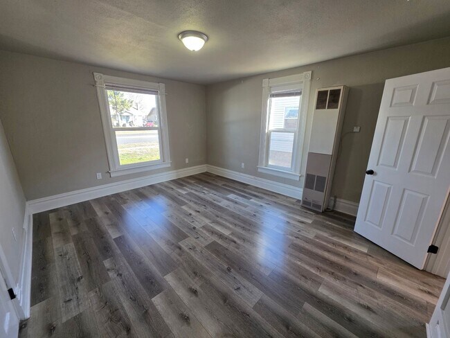 Building Photo - 218 E Baldwin Ave