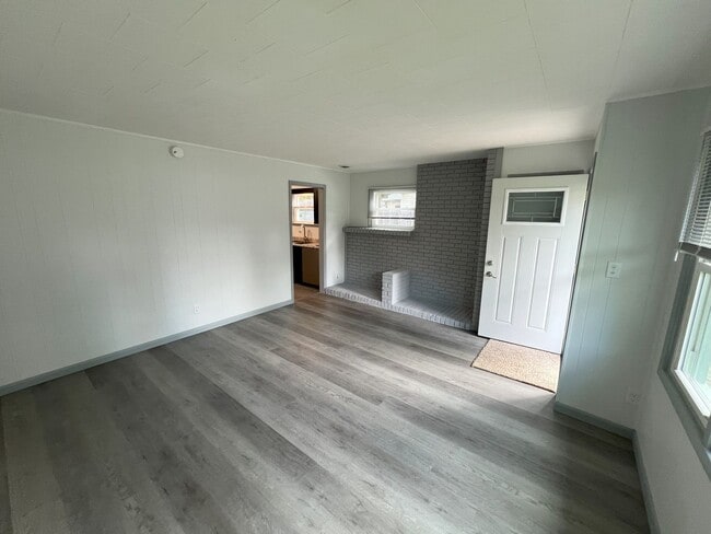 Building Photo - NEWLY REMODELED 3 BEDROOM HOME NEAR CIVIC ...