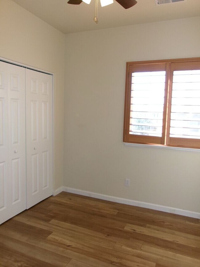 Building Photo - 3 Bedroom, 2-1/2 bath, 2-car garage in Nor...