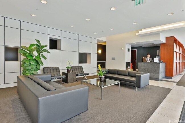 Building Photo - 260 King St