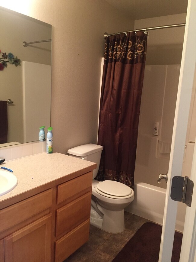Building Photo - Beautiful 3 Bedroom 2.5 Bath Home in South...
