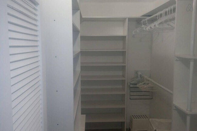 Building Photo - 1351 NE Miami Gardens Dr