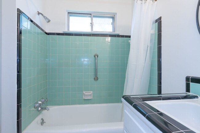 Building Photo - 3 Bed 1.5 Bath in Great Midtown Location!
